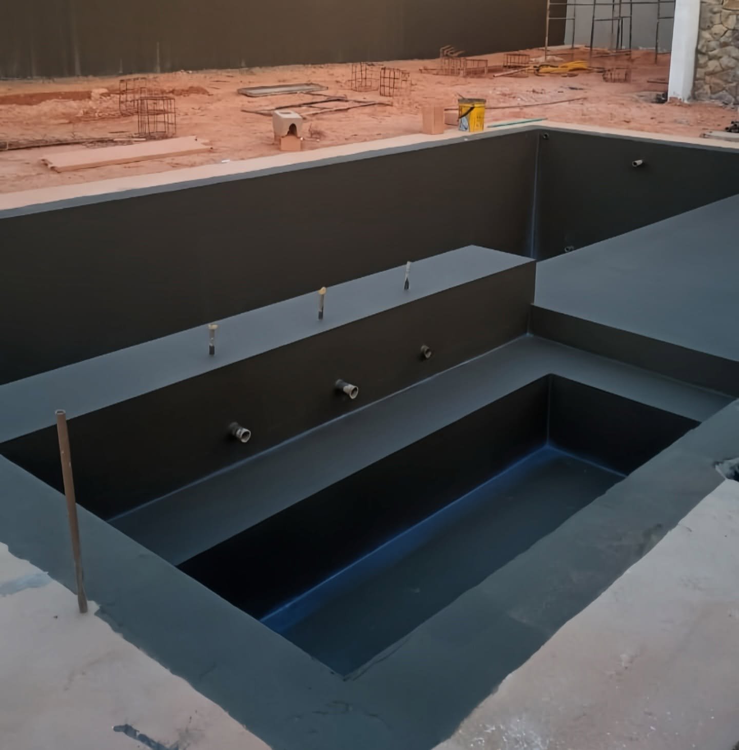 Piscina com diferentes níveis impermeabilizada